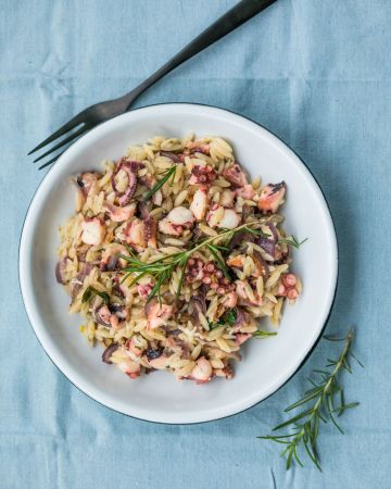 Κριθαρότο με χταπόδι και δενδρολίβανο