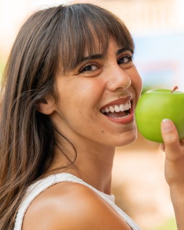 Ένα μήλο την ημέρα τον γιατρό τον κάνει πέρα: Ισχύει τελικά;