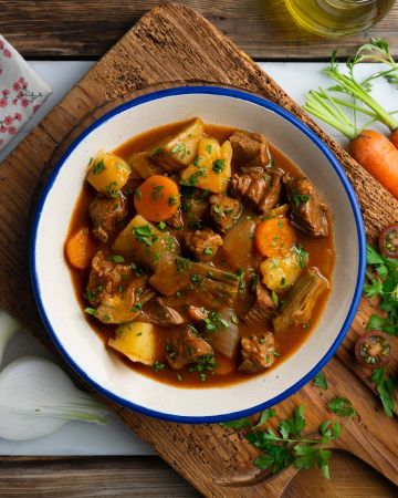 Μοσχαράκι κοκκινιστό με αγκινάρες