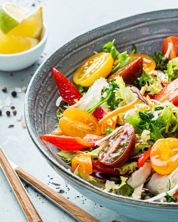 Γιατί οι σαλάτες των εστιατορίων έχουν καλύτερη γεύση και πώς να τις κάνεις εξίσου νόστιμες