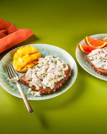 Ανοιχτό σάντουιτς με κοτοσαλάτα 