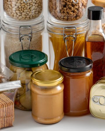 Τα τρόφιμα μακράς διαρκείας που πρέπει να έχεις πάντα στην κουζίνα