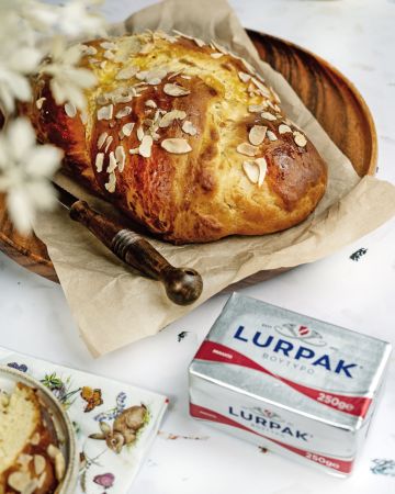 Τσουρέκια χωρίς ζύμωμα και χωρίς μίξερ