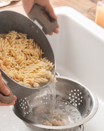 Γιατί δεν πρέπει να ρίχνεις καυτό νερό στο νεροχύτη