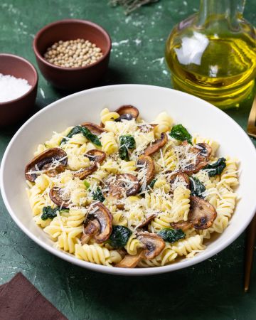 Βίδες με μανιτάρια και baby σπανάκι