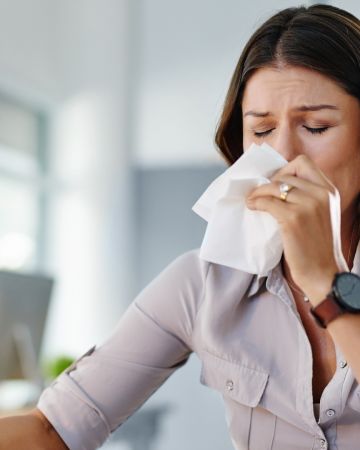 Υποφέρεις από την αλλεργία της άνοιξης; Αυτές οι τροφές θα σε βοηθήσουν