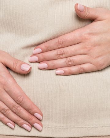 Φούσκωμα: Γαστρεντερολόγος του Χάρβαρντ εξηγεί γιατί χειροτερεύει καθώς μεγαλώνουμε
