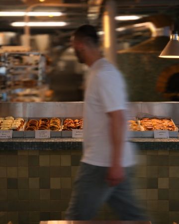 Koita: Το νέο all day της Γλυφάδας συνδυάζει microbakery, φαγητό και ποτό 