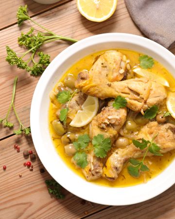 Κοτόπουλο λεμονάτο με πράσινες ελιές και κόλιανδρο