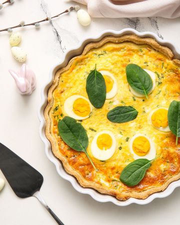 Τάρτα με βραστά αυγά και φρέσκα κρεμμυδάκια