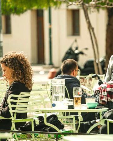 Για καφέ, φαγητό και ποτό στον ήλιο: Τα στέκια που βγάζουν τραπεζάκια έξω 