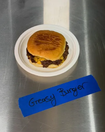 Από την Πάρο στο Παγκράτι: Το Greasy Spoon φέρνει τα smash burgers στην Αρχελάου