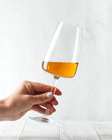 Τι είναι το orange wine και γιατί αξίζει να το επιλέξει κανείς;