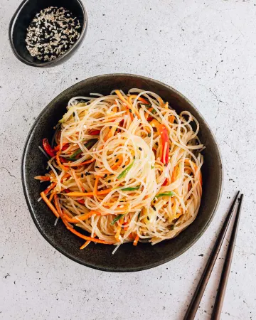 Σαλάτα funchoza με λαχανικά, noodles, σησαμέλαιο και σόγια σως