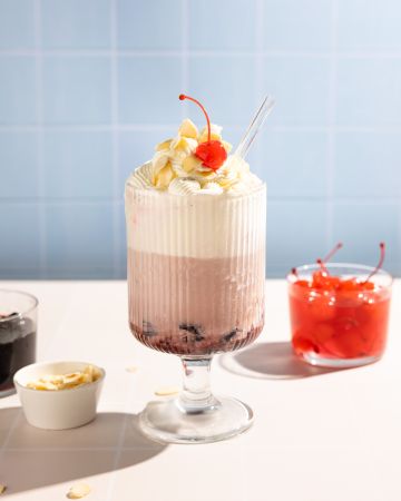 Η συνταγή για ice cream soda με παγωτό, σόδα και γλυκό του κουταλιού κεράσι