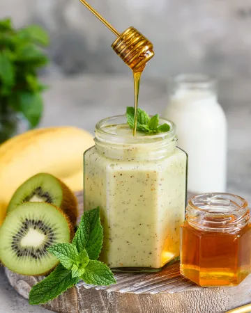 Smoothie με μπανάνα, ακτινίδιο, γάλα αμυγδάλου και μέλι