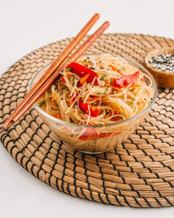 Ασιατική σαλάτα με glass noodles και τραγανά λαχανικά
