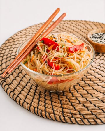 Ασιατική σαλάτα με glass noodles και τραγανά λαχανικά