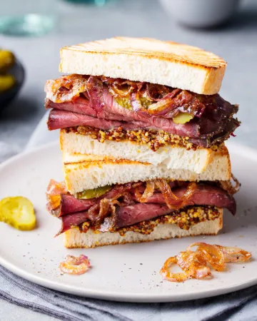 Pastrami sandwich (σάντουιτς με παστράμι) 