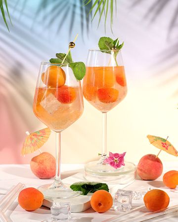 Almond Spritz με λικέρ πικραμύγδαλο και φρέσκα βερίκοκα