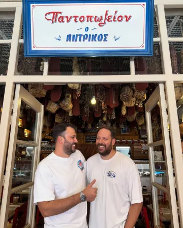 Ο Αντρίκος στο Παλαιό Φάληρο είναι από τα μέρη που πας για μεζέ και φεύγεις με ψώνια