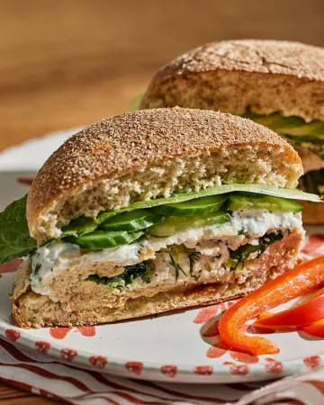 Burger με γεμιστό μπιφτέκι γαλοπούλας
