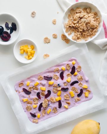 Frozen yogurt bark με κεράσια και μάνγκο