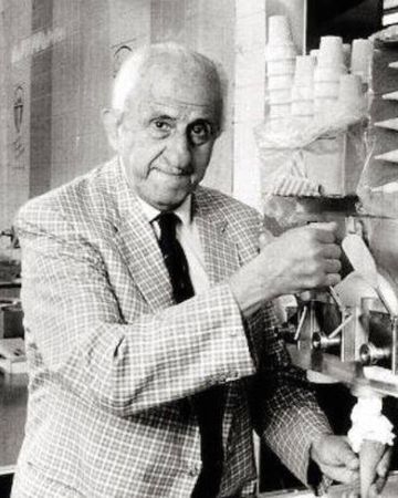 Tom Carvel: Η ιστορία του Έλληνα που άλλαξε για πάντα το παγωτό
