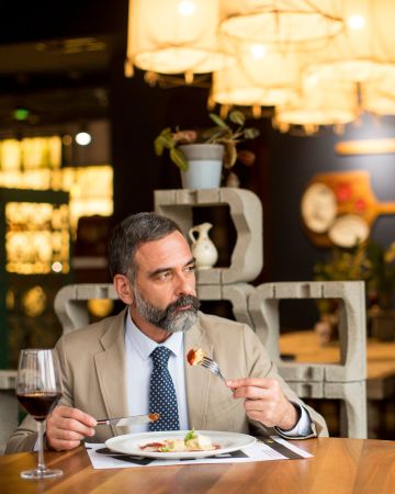 Solo Dining: Γιατί δεν πρέπει να θεωρείται ταμπού να βγεις για φαγητό μόνος