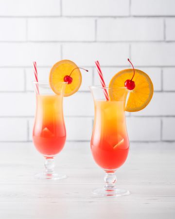 Tequila Sunrise: Το κλασικό καλοκαιρινό κοκτέιλ που θυμίζει ανατολή του ήλιου
