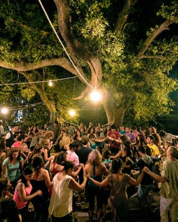 Πώς να επιβιώσεις σε ένα ικαριώτικο πανηγύρι