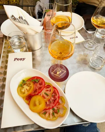 Pony Club: Το νέο στέκι των Ιλισίων για aperitivo, tapas και μουσική με χαρακτήρα