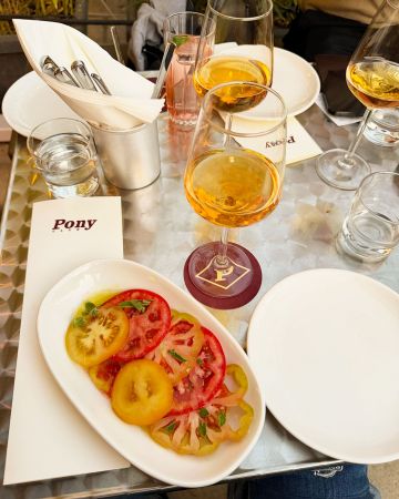 Pony Club: Το νέο στέκι των Ιλισίων για aperitivo, tapas και μουσική με χαρακτήρα