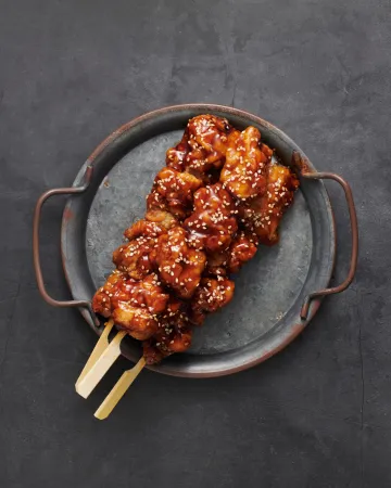 Ιαπωνικά σουβλάκια κοτόπουλου με σάλτσα yakitori