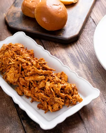 Burger με pulled chicken και σάλτσα BBQ 
