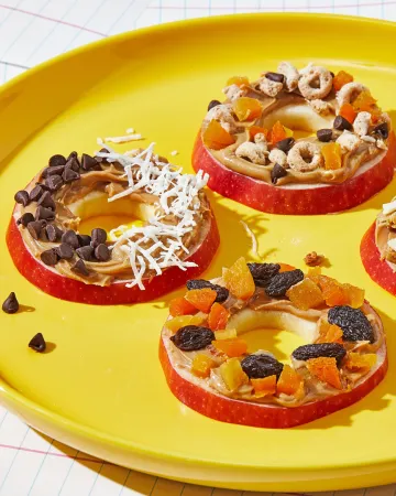 Ροδέλες μήλου με φυστικοβούτυρο και toppings
