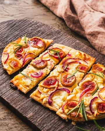 Tarte flampe με σύκα, κατσικίσιο τυρί και κρεμμύδι