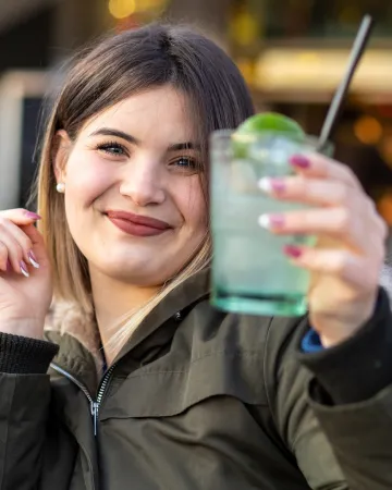 Gen Z: Γιατί γυρίζει την πλάτη στο αλκοόλ; Η μόδα των «χωρίς» ή με λίγο αλκοόλ