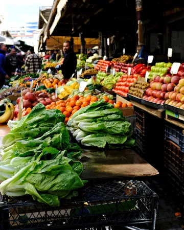 Λαϊκές αγορές: Τι αλλάζει σε ωράριο, άδειες και θέσεις πωλητών