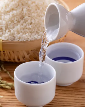 Sake: Τι είναι, ποια τα είδη του και πώς παράγεται το διάσημο ιαπωνικό ποτό