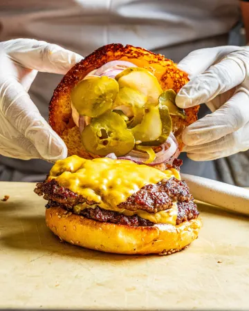 Πότε έγινε τόσο ακριβό το burger; Η νέα πραγματικότητα του αγαπημένου street food