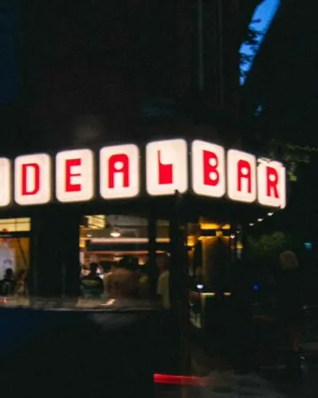 Bar ideal: Ποιο μπαρ κάνει τόσο χαμό στα Εξάρχεια