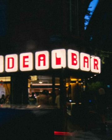 Bar ideal: Ποιο μπαρ κάνει τόσο χαμό στα Εξάρχεια