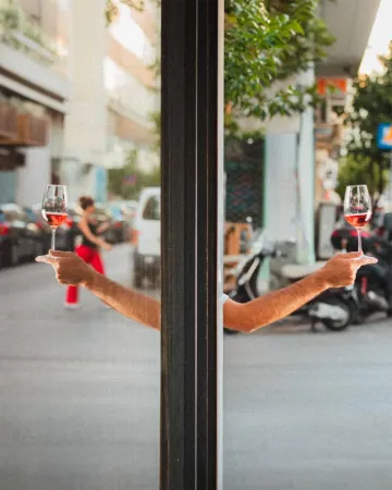 Bobo winebar: Για χαλαρό κρασί και φαγητό κοντά στο κέντρο της Αθήνας