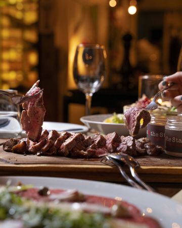 Γιατί όλοι μιλούν για το Meat the Stars στο Πικέρμι; 