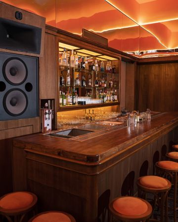 Τέλειον: Ένα μπαρ στην Κυψέλη με χαρακτήρα εποχής