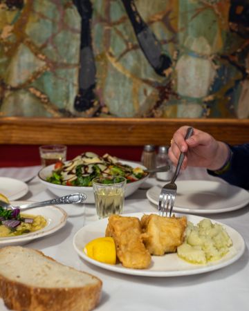 Σαΐτα: Στην ταβέρνα της Πλάκας για μπακαλιάρο σκορδαλιά 