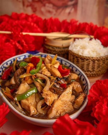 TukTuk: Το λιλιπούτειο spot που σε μεταφέρει από το Κουκάκι στη Μπανκόγκ 