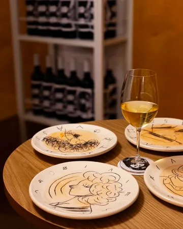 Philip Glass: Ένα ιδιαίτερο wine bar στην Πανόρμου