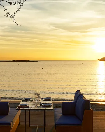 Bungalow 7: Ο Ντίνος Φωτεινάκης σερβίρει το καλοκαίρι στα Αστέρια Γλυφάδας